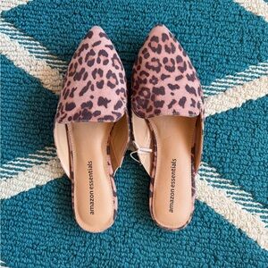 Amazon Essentials Women's Pink Leopard Print Pointed Toe Mules